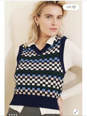 Urban Outfitters Sleeveless V-Neck Checker Knit Sweater Vest in Navy and Cream